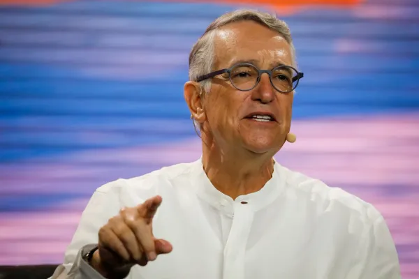 Mexican Billionaire Ricardo Salinas Urges Bitcoin Investment Amid Fiat Currency Collapse Warning